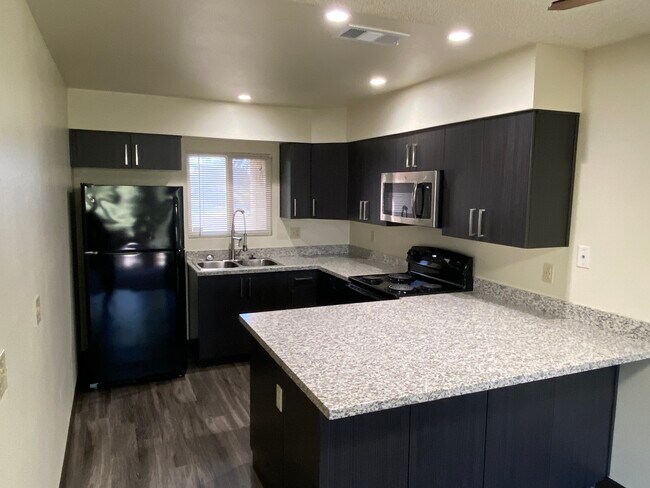 Cocina remodelada de 2 habitaciones - Dartmoor Apartments