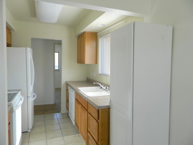 Building Photo - Two bedroom in town! Close to stores!