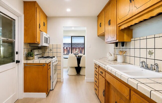 Foto del edificio - 1762 Laine Ave