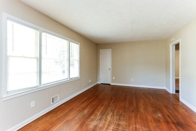 Foto del edificio - 2121 Cherry Ln