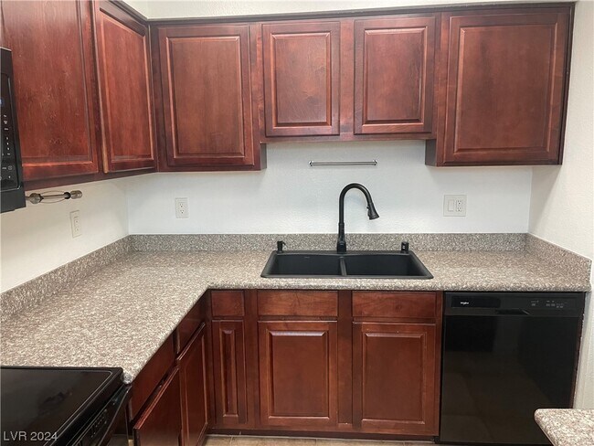 Foto del edificio - 5281 River Glen Dr