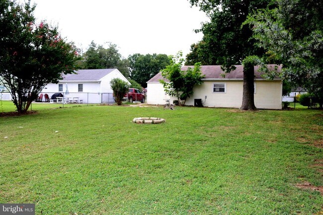 Building Photo - 16 Park Ln