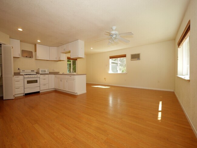 Foto del edificio - Guest house behind owners house is tidy an...
