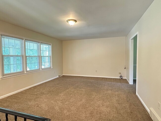 Foto del edificio - Beautiful House in Tates Creek! 3 BR, 2.5 ...