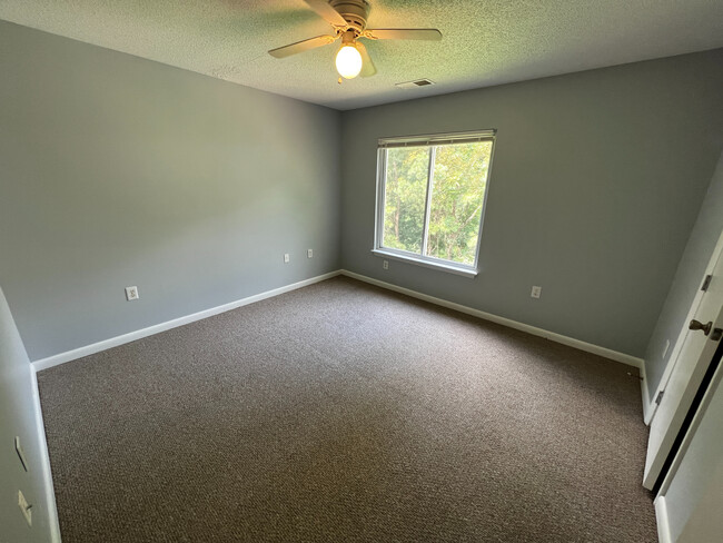 Foto del edificio - Room in Condo on Collegiate Cir