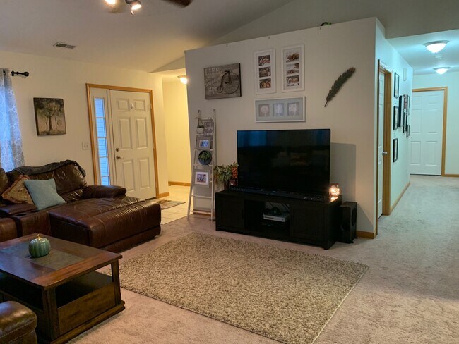 Building Photo - 1547 N Redhawk Dr