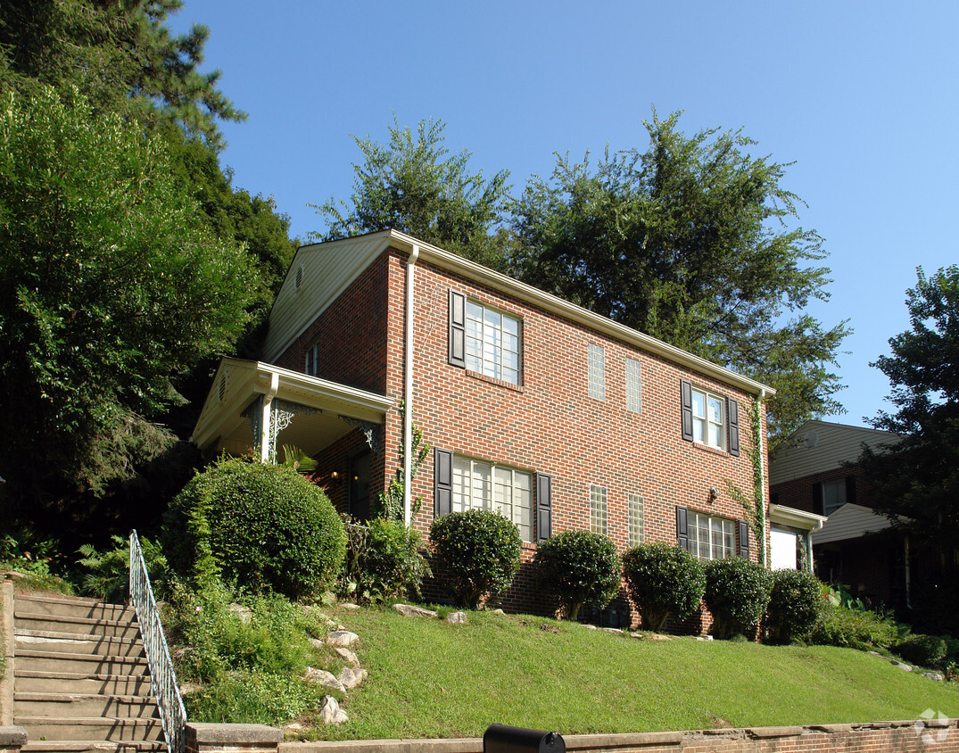 Primary Photo - Broadway Park Apartments