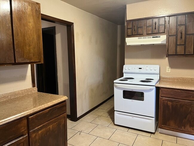 Building Photo - 2 Story Duplex in Putnam City Schools
