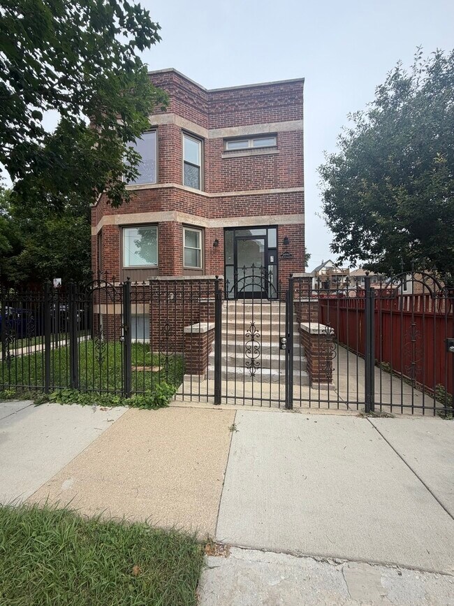 Building Photo - 4040 W Roscoe St