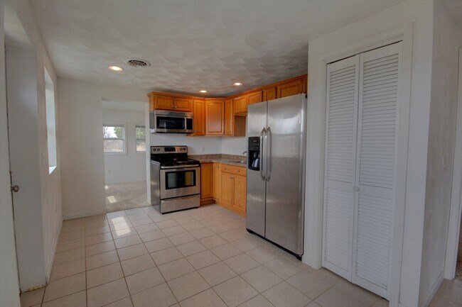 Building Photo - Two bedroom house