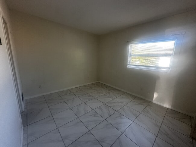 Foto del edificio - 1315 E Silver Springs Blvd