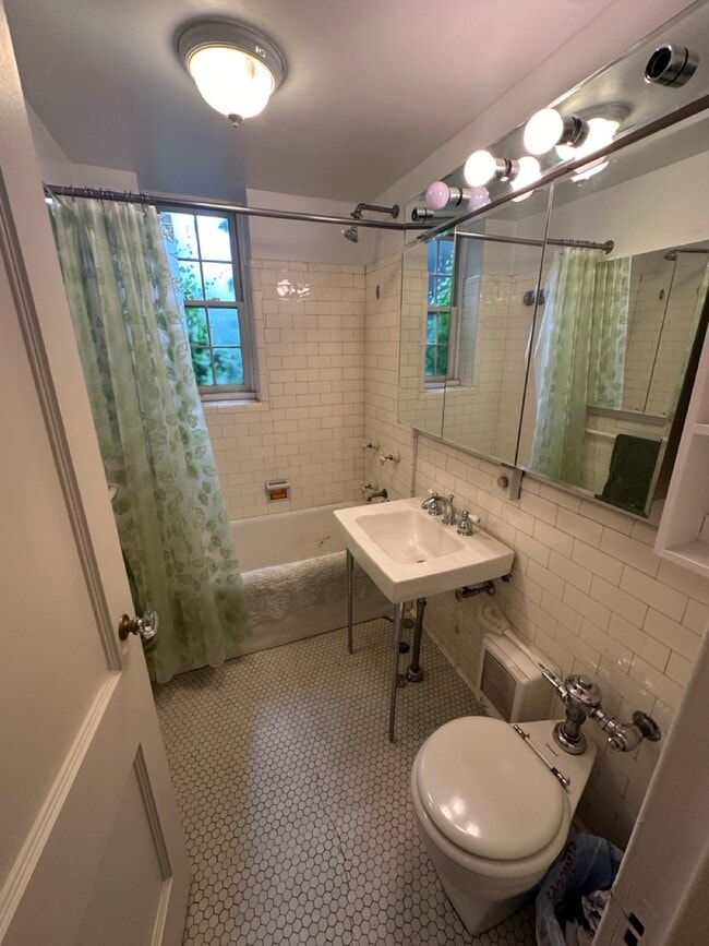 Foto del edificio - 988 Memorial Dr