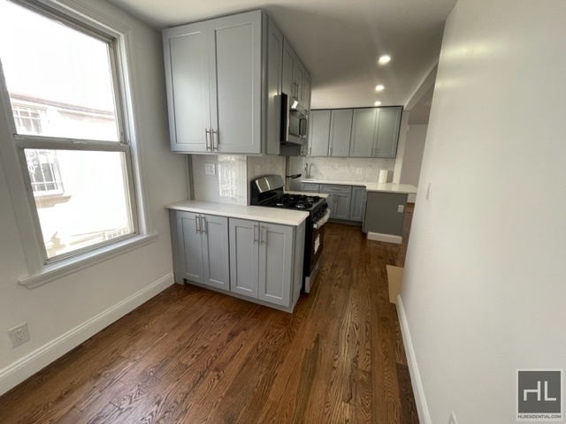 Building Photo - Newly Renovated, Beautiful 3 Bedroom Apt i...