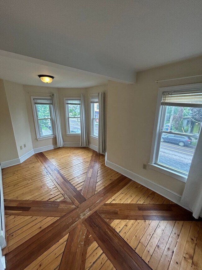 Building Photo - 206 N Winooski Ave