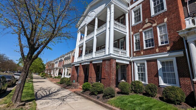 Foto del edificio - 7 N Arthur Ashe Blvd