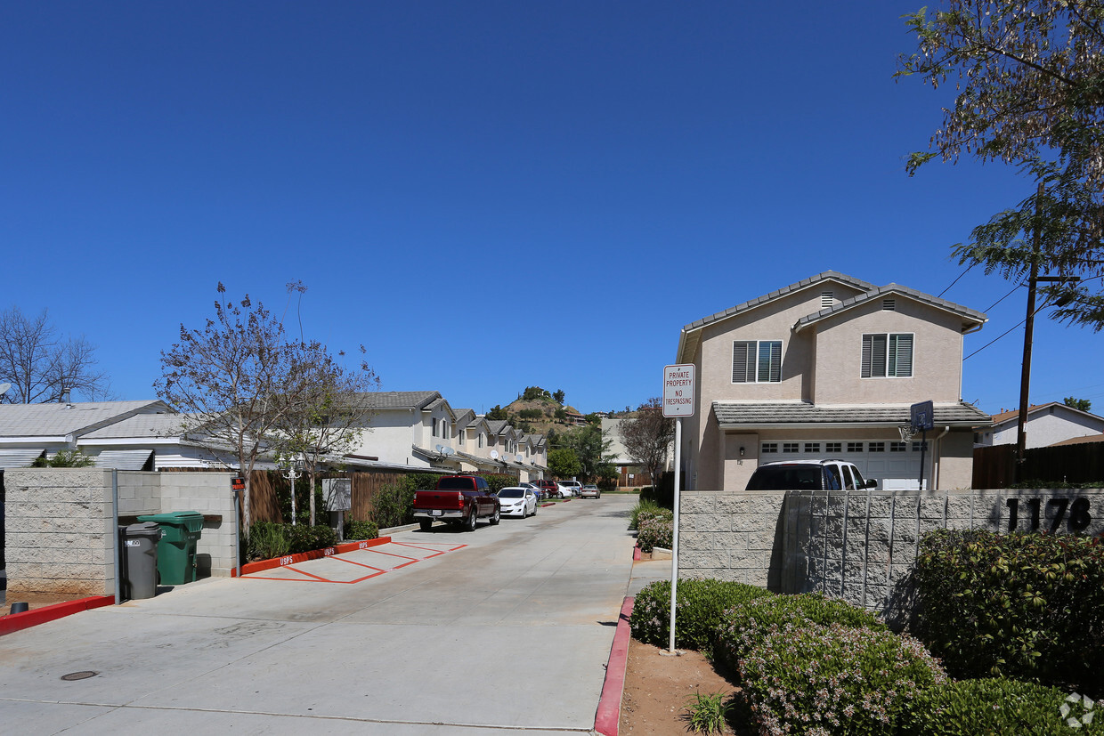 Building Photo - 1178 Persimmon Ave