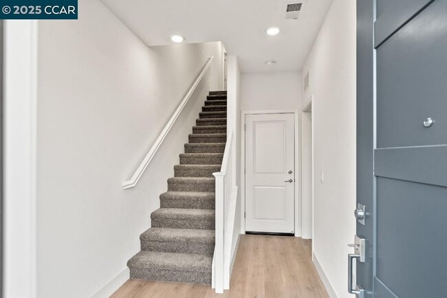 Building Photo - 725 Delve Ct