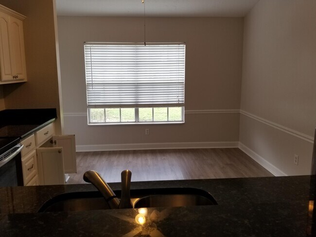 Building Photo - 466 SW Namoit Pl