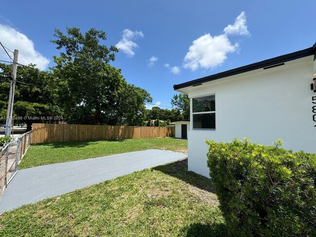 Foto del edificio - 5801 NW 11th Ave