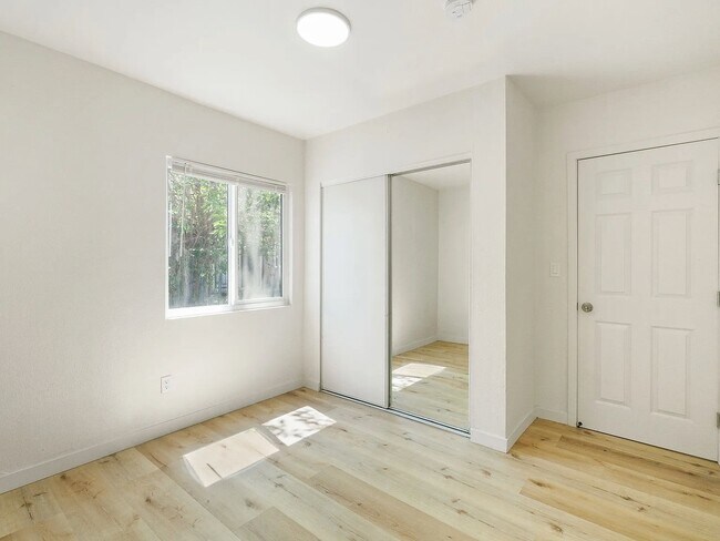 Building Photo - 11812 S Main St