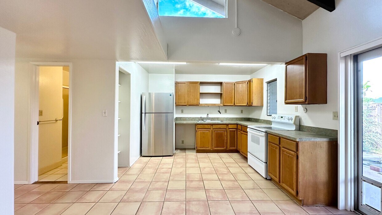 Foto principal - AVAILABLE NOW! 2 BED/1 BATH TOWNHOME W/ LO...