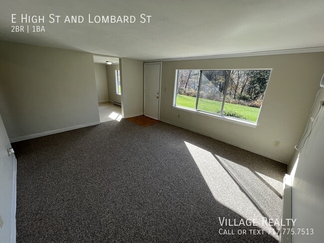 Building Photo - Huge 2-Bed apartment with washer/dryer hoo...