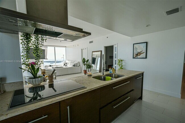 Building Photo - 495 Brickell Ave