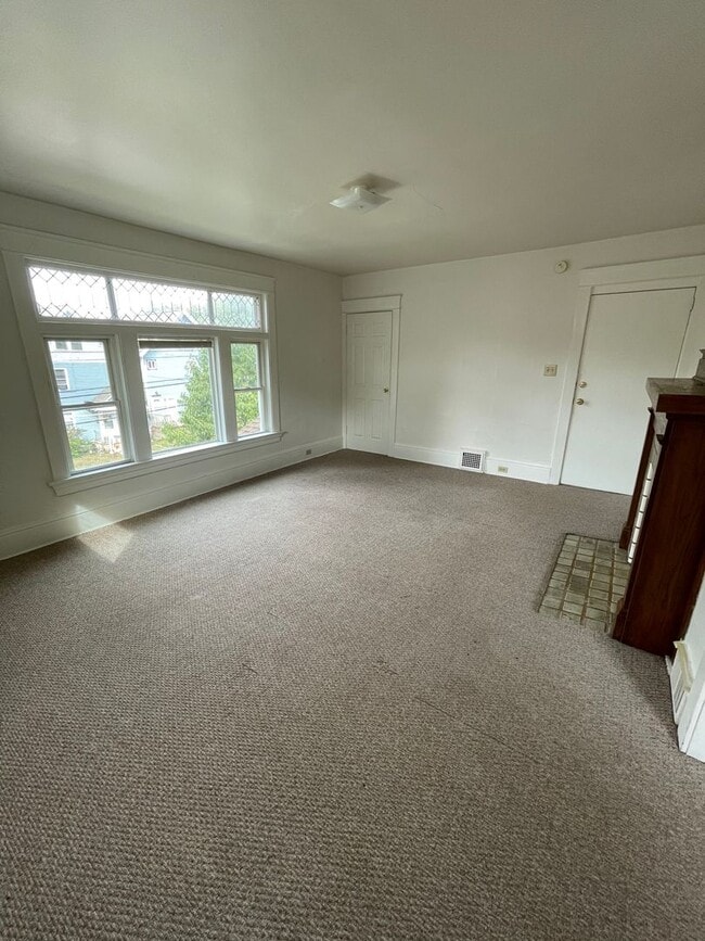 Building Photo - Clean 2BR up with offstreet parking and yard