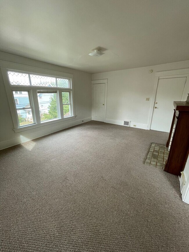 Foto del edificio - Clean 2BR up with offstreet parking and yard