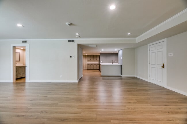 Building Photo - 4500 Roland Ave