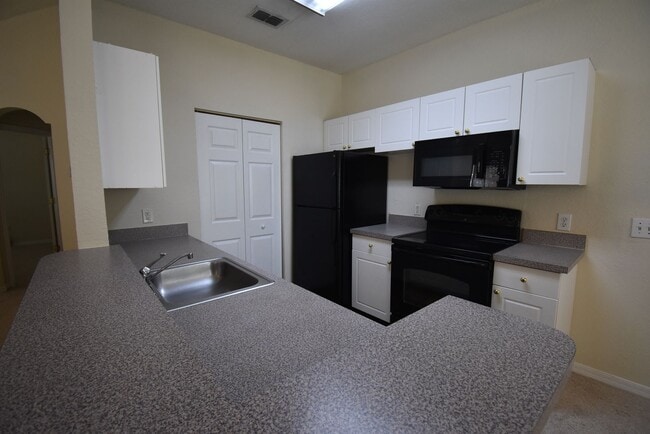 Building Photo - 1/1-Crescent Place at Lake Lotus! AVAILABLE NOW! Half off First FULL Month's Rent!