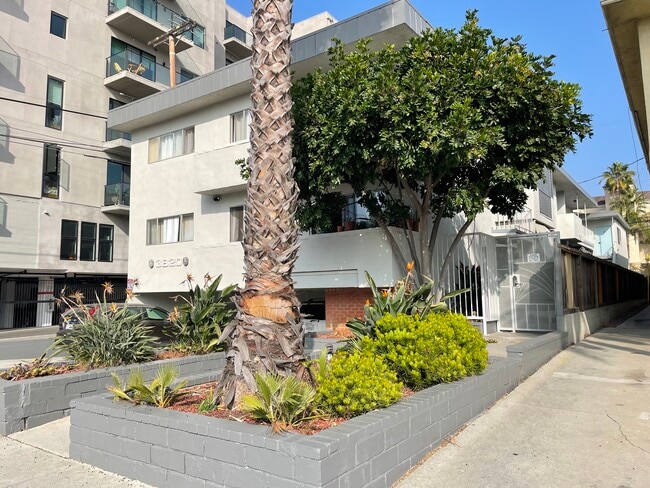 Building Photo - 3820 Mentone Ave