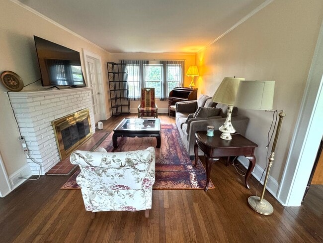 Building Photo - 5 bedrooms, 2.5 bathrooms