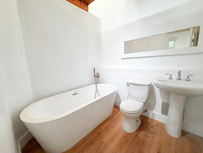 Foto del edificio - 3337 Laguna Canyon Rd