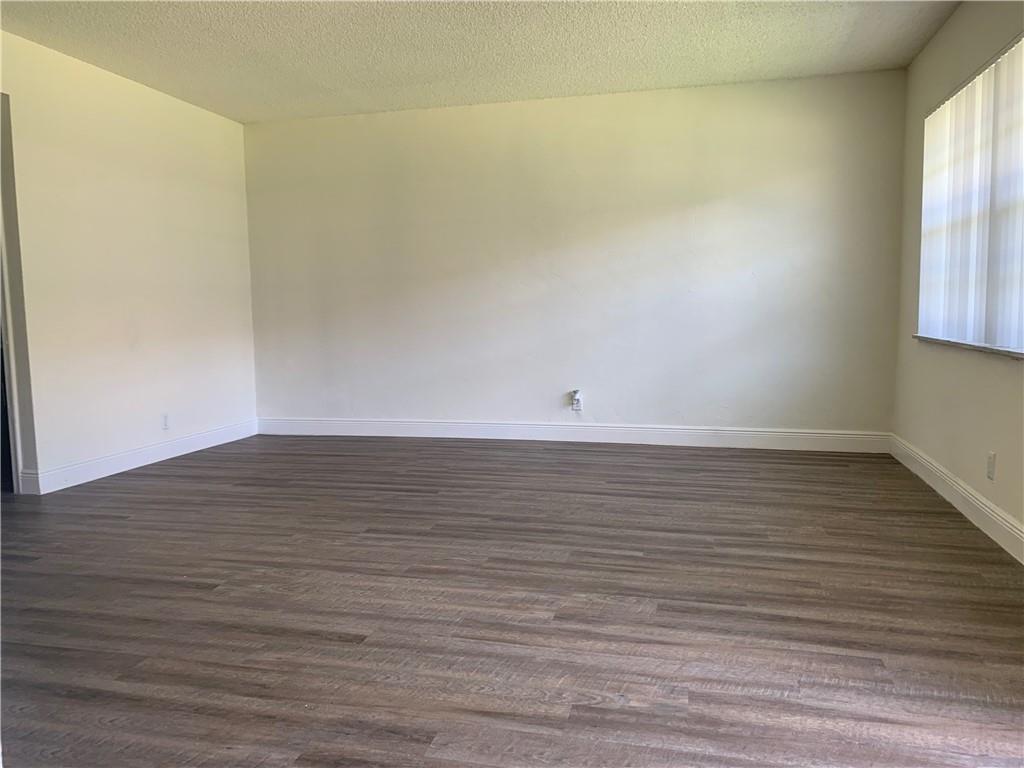 Building Photo - 660 Cypress Club Way