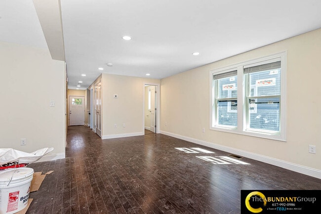 Building Photo - 14 White St