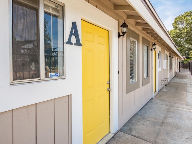 Building Photo - 701 S Encina St