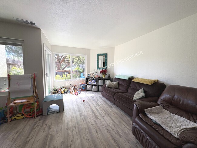 Foto del edificio - 325 E Rice Ranch Rd