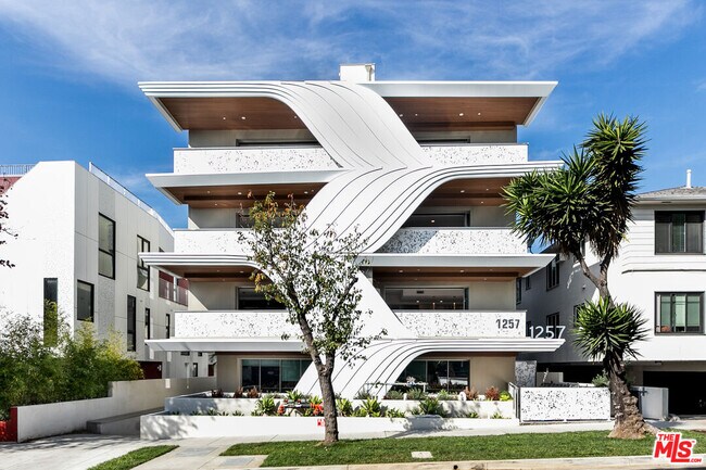 Foto del edificio - 1257 N Sweetzer Ave