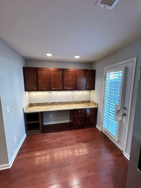 Foto del edificio - 1347 Riverbrook Dr