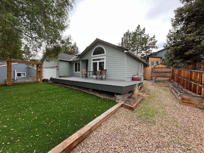 Building Photo - 2807 NE Lotno Dr