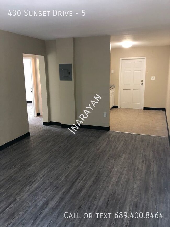 Building Photo - 2/1 Remodeled apartment. Available Now.