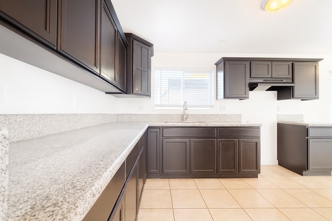 Building Photo - 631 E 78th St