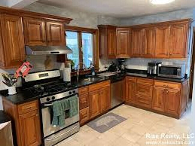 Building Photo - Single-Family House in Oak Sq. Eat-in Kitc...