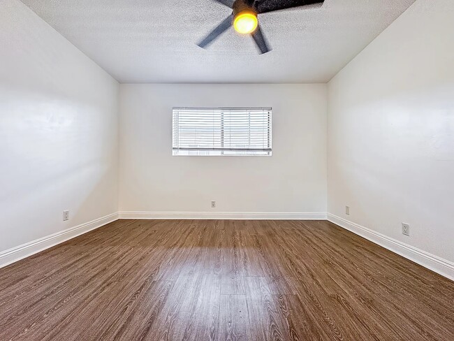 Foto del edificio - 12521 Lakewood Blvd