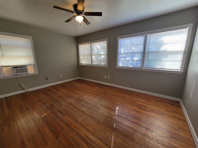 Foto del edificio - UPDATED PICTURES COMING SOON!! Cute 2/1/1 in Central Location!