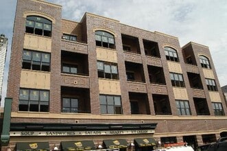 Building Photo - 918 W Belmont Ave