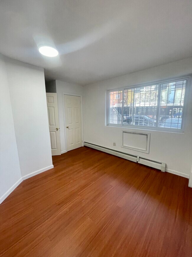 Bed 1 - 5054 48th St