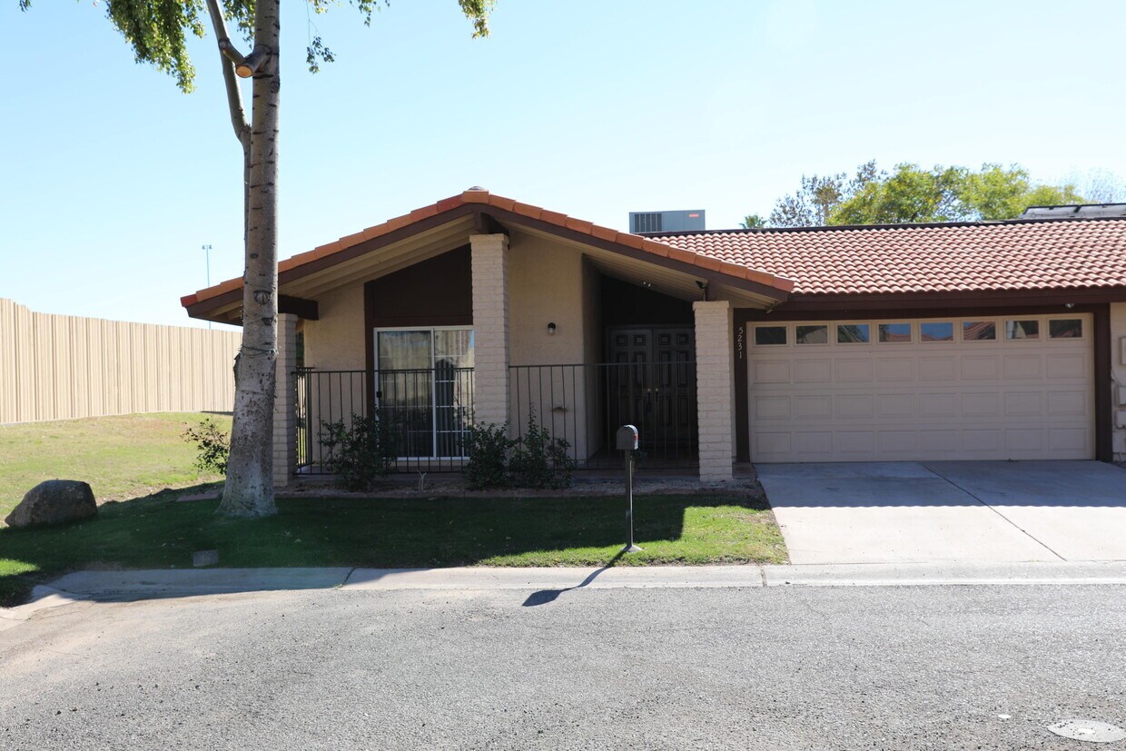 Primary Photo - 5231 E Tamblo Dr