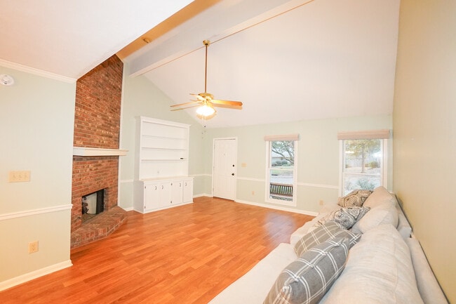 Foto del edificio - 325 Mockingbird Ln